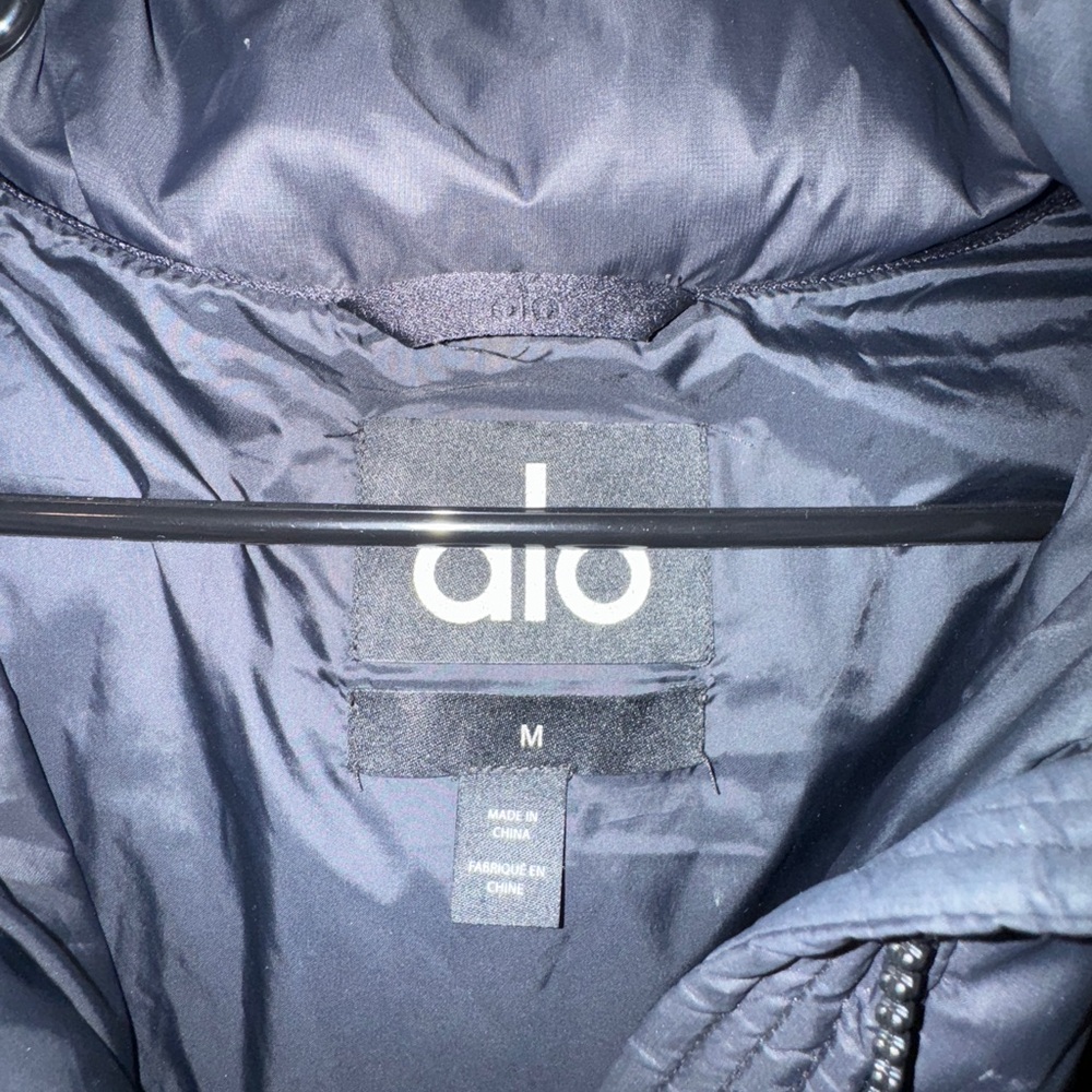 ALO Yoga Midnight Black Puffer Jacket - Picture 3 of 3